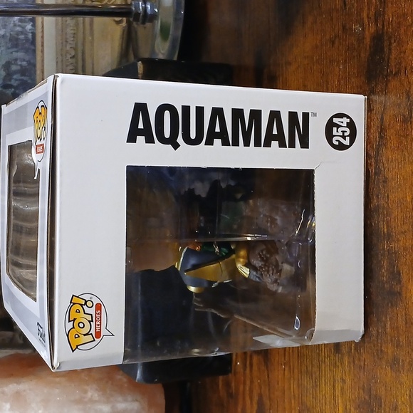 Funko Pop! Aquaman Deluxe with Black and Gold Accents - Picture 4 of 8